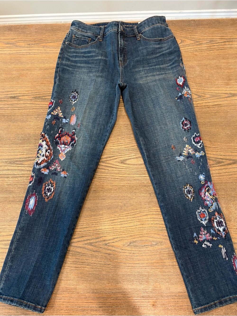 NWT Chico’s So Slimming Girlfriend Slim Leg Ankle Jeans Embroidered-Size 6R